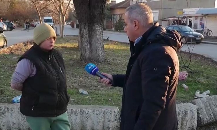 Говорят младежите, гонени от психично болен мъж с мечове