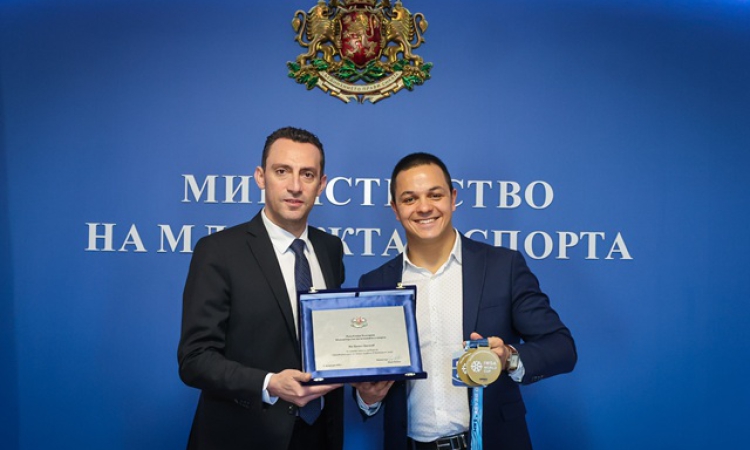 Министър Иван Пешев се срещна с плувеца Цанко Цанков