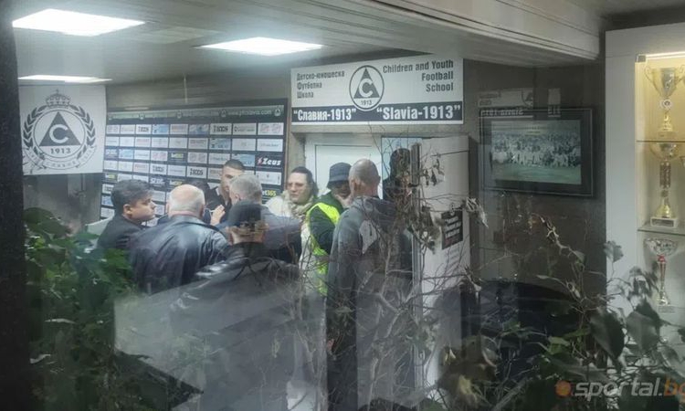 Огромно меле! Играчите на Берое скочиха на охраната на стадион &quot;Александър Шаламанов&quot; (ВИДЕО)