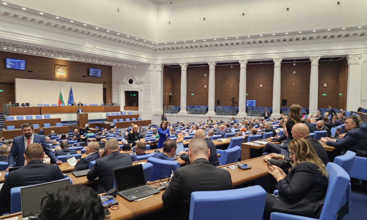 Парламентът е нов от днес