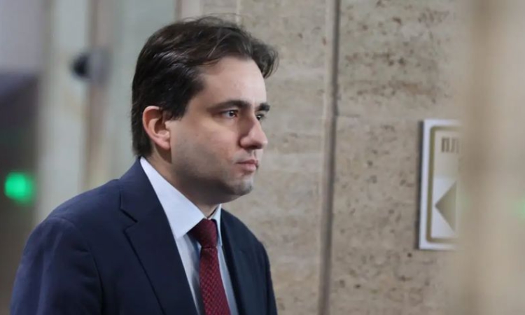 Странно е затишието на отношенията между президента и Пеевски