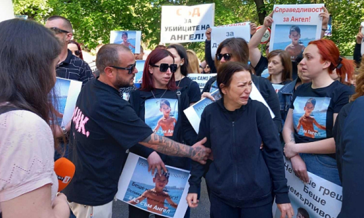 Със скандирания &quot;Убийци&quot; и &quot;Искаме съд&quot;: Протест заради смъртта на 6-годишния Ангел