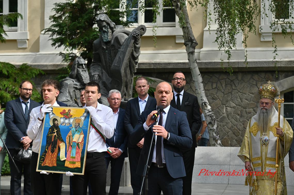 Хиляди аплодираха празничното шествие за 24 май 