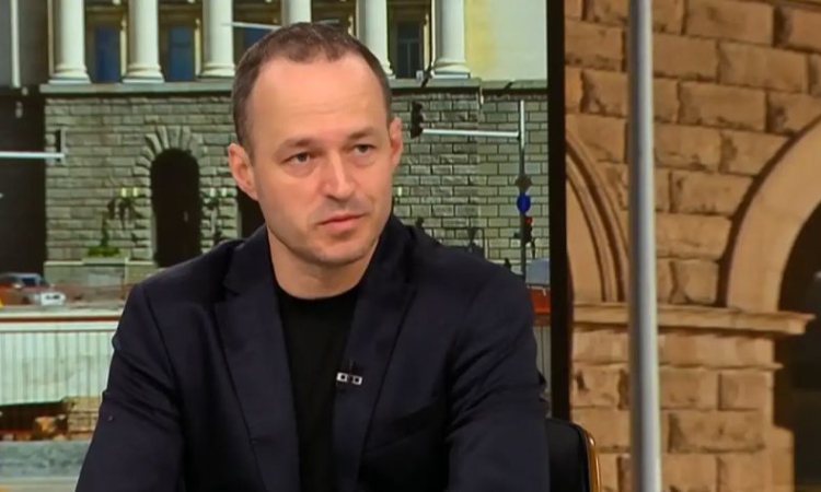 Стойчо Стойчев: Оставката на Петков е самотна и необичайна-изглежда като кризисен мениджмънт под външен натиск