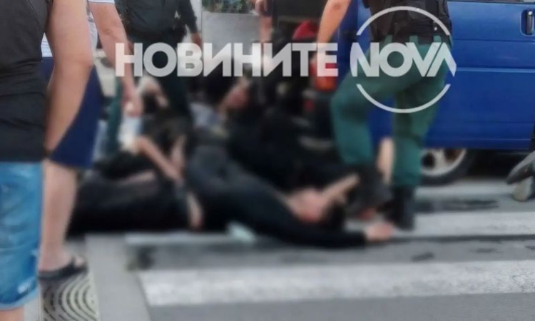 Полицията залови бус, претъпкан с мигранти