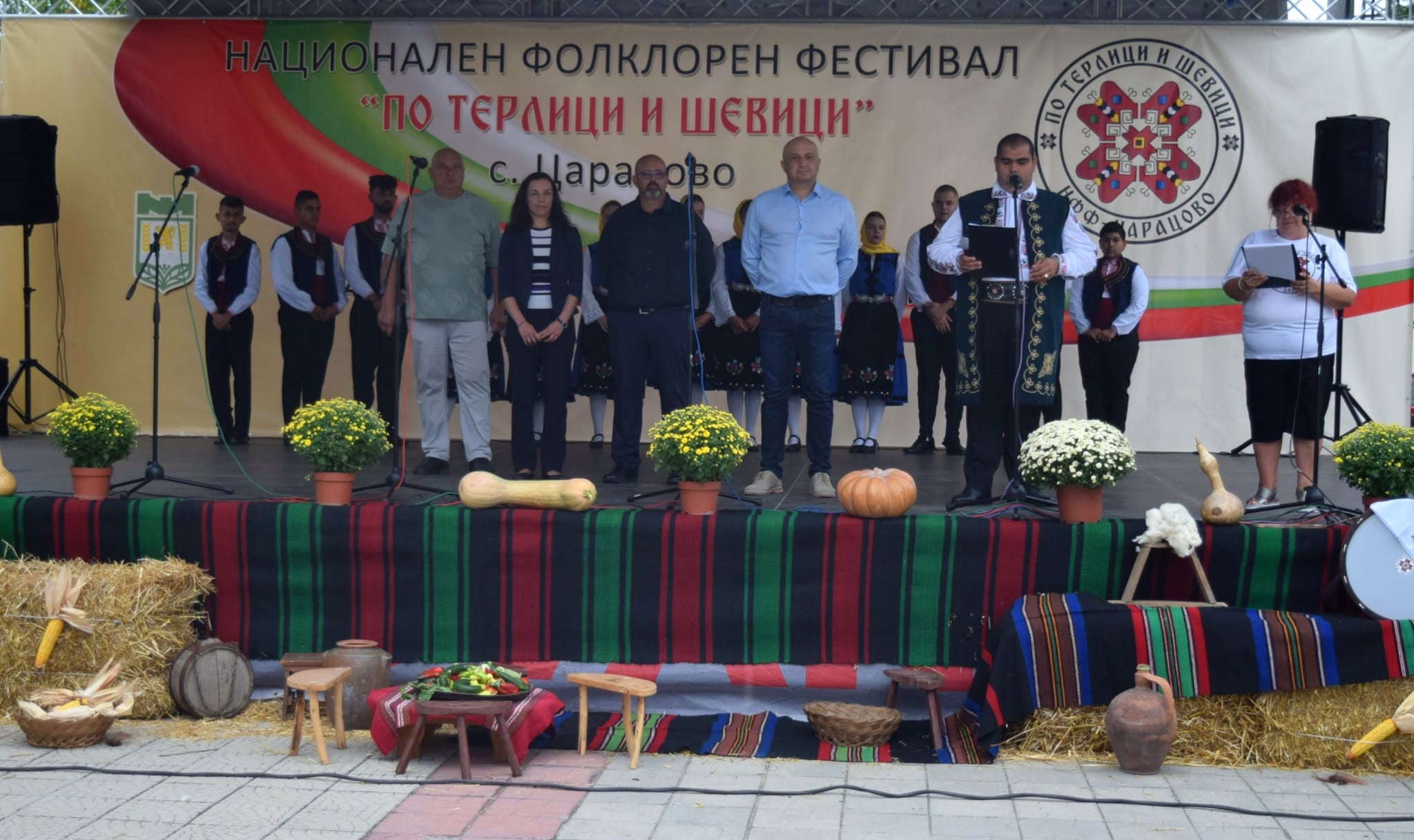 Над 600 певци и танцьори от страната показаха красотата на фолклора на VII-я фестивал „По терлици и шевици“ в Царацово