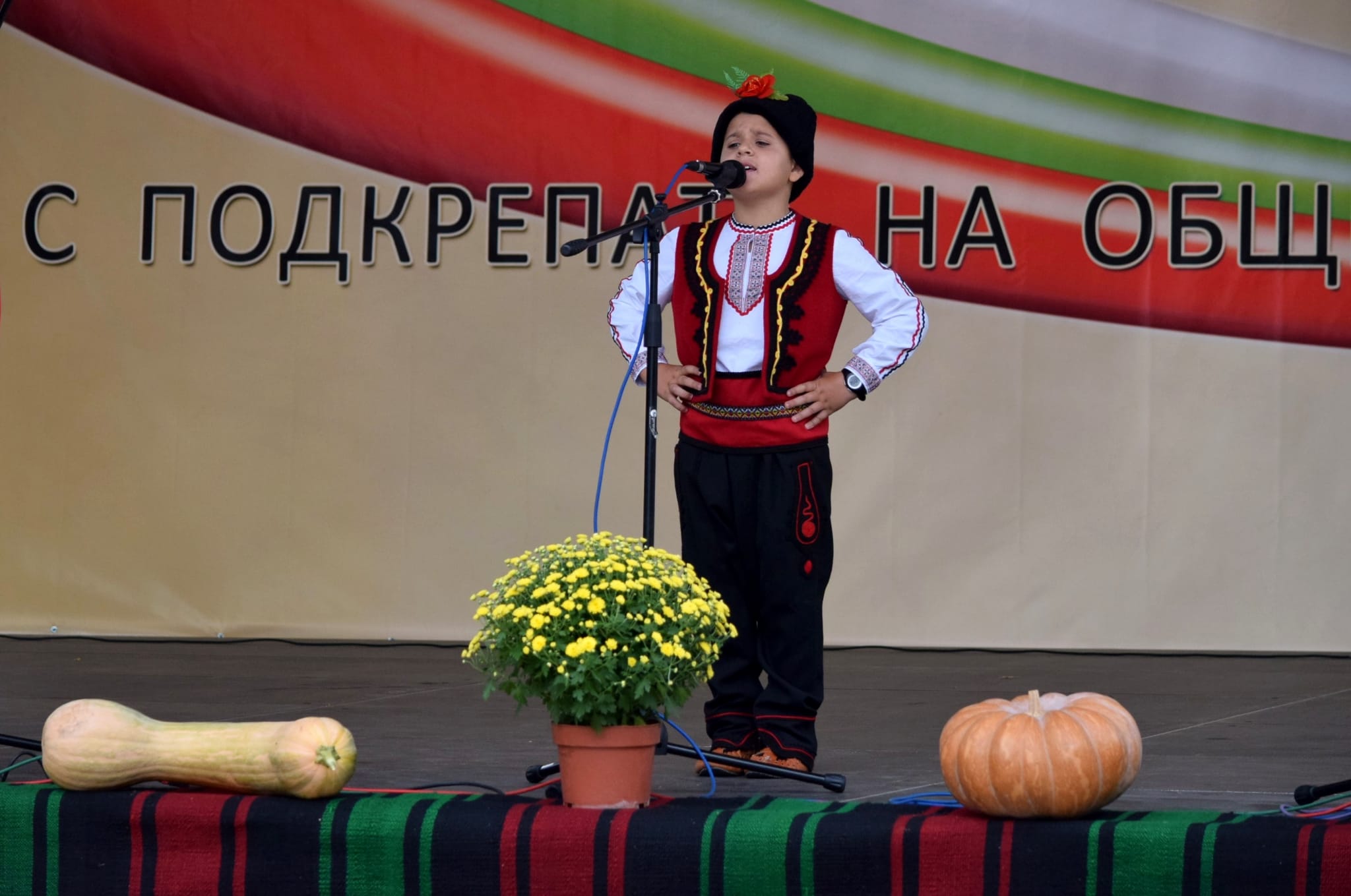 Над 600 певци и танцьори от страната показаха красотата на фолклора на VII-я фестивал „По терлици и шевици“ в Царацово