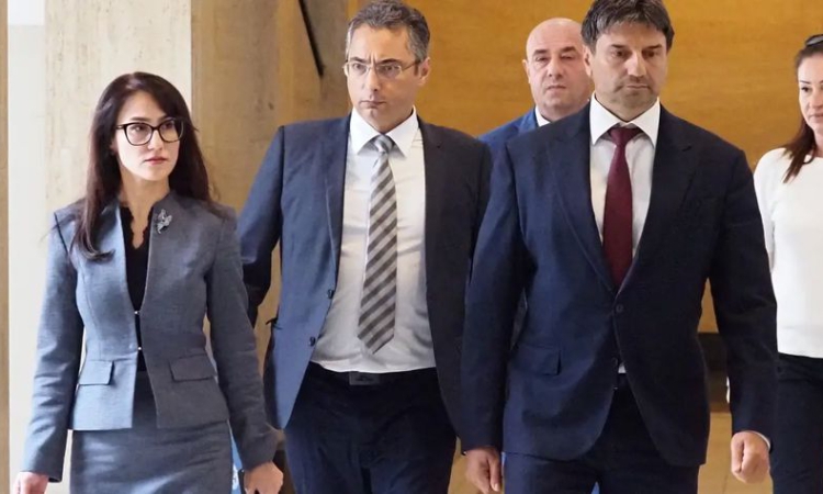 В корумпираните служители на ДАИ открили над 43 хил. евро и 5000 лв. в брой