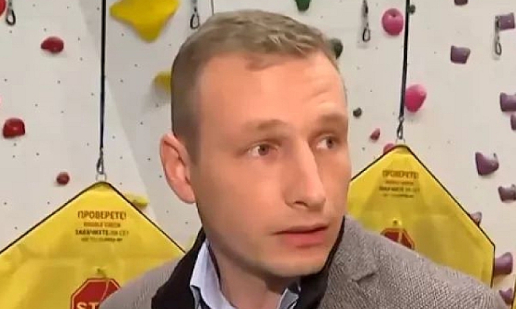 Малко дете с порезни рани след падане от 7-метрова стена за катерене