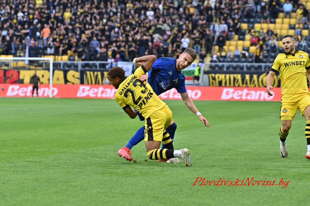 На живо: Ботев - Славия 1:0, ''жълто-черните'' останаха с десет души