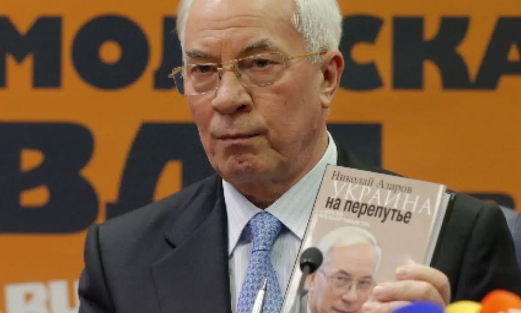 Азаров: САЩ &quot;обработват&quot; депутати от Радата за край на войната при отстраняване на Зеленски