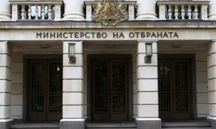 МО: При планирани парашутни скокове тежко е пострадал военнослужещ от Специалните сили