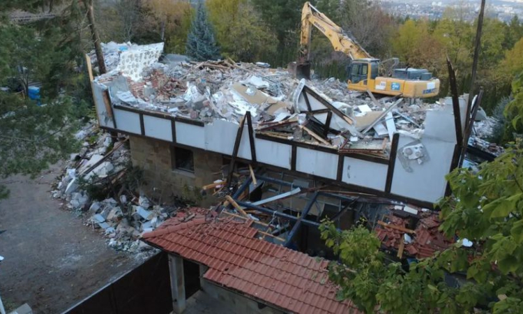 АПС на Доган се оплака от събарянето на „символа на свободата“ – сараите в Бояна