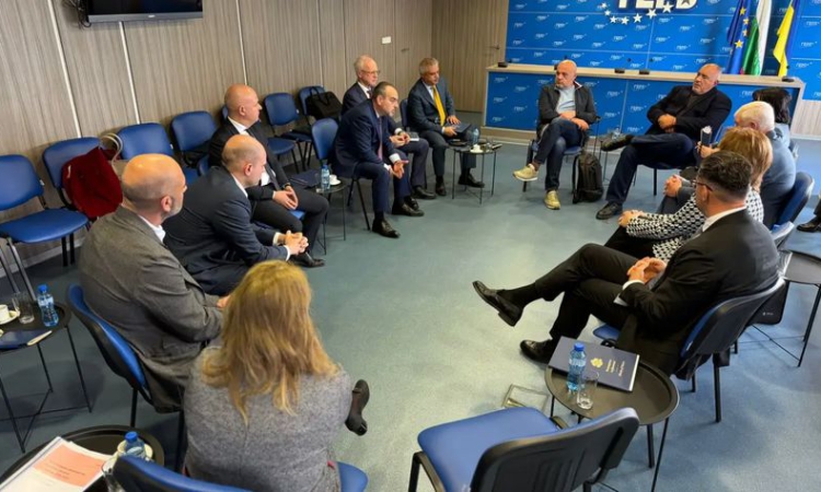 Бойко Борисов събра в централата на ГЕРБ министри и работодателски организации на разговор за Бюджет 2026