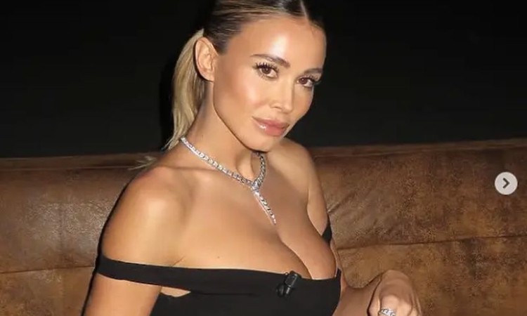 Асансьор затисна гърдите на италианска красавица и щеше да ги спука (ВИДЕО)