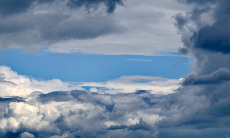 Облачно с валежи днес