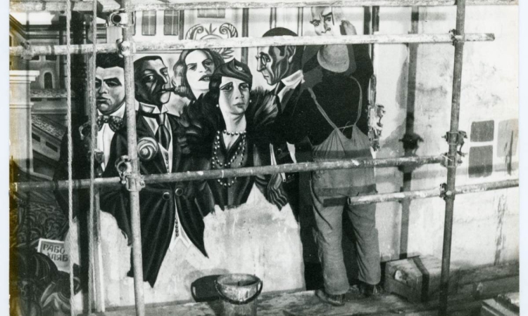 Йоан Левиев по време на работа по стенописа в Драматичен театър – Пловдив, 1984.