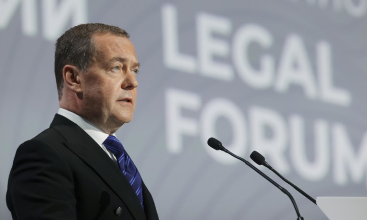 Дмитрий Медведев заплаши Берлин с ядрен удар