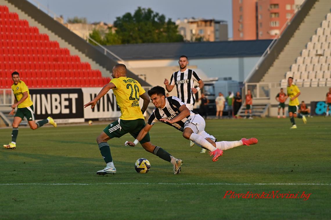 Локомотив гостува на последния