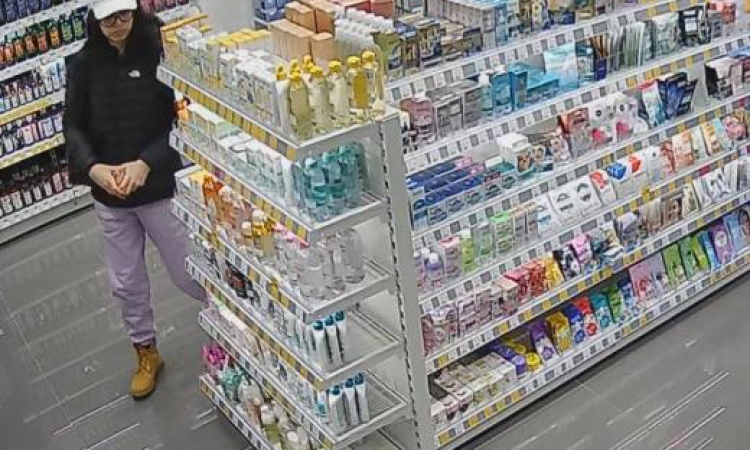 Полицията издирва млада жена за кражба от дрогерия