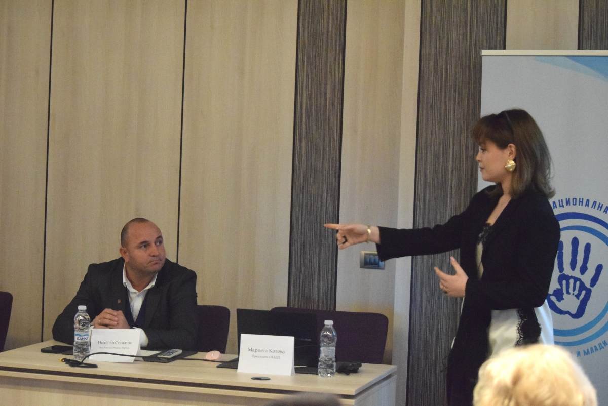 Заместник-кметът на Община Марица Николай Стаматов посочи, че е изключително трудно за администрацията да намери медицински специалисти в учебните заведения