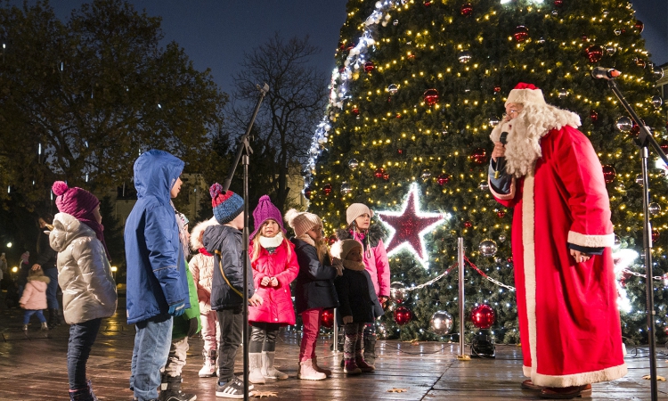 Костадин Димитров ще запали светлините на коледното дърво