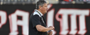 България подкрепи Любо Пенев в най-тежкия му мач