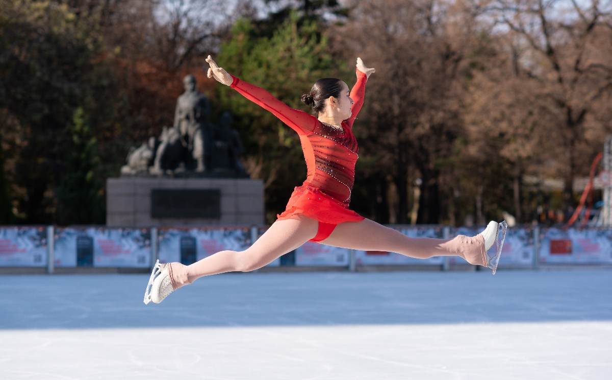 Ледената пързалка в Пловдив официално отвори врати