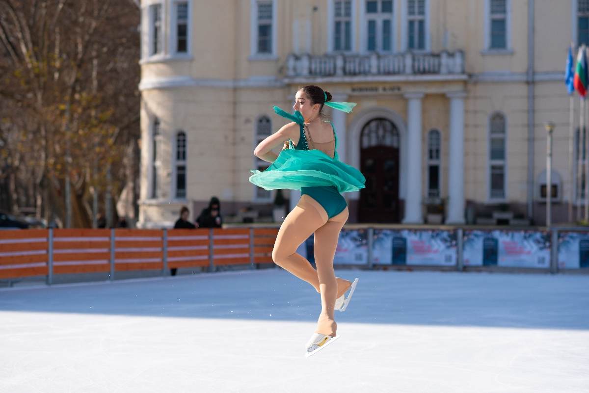 Ледената пързалка в Пловдив официално отвори врати