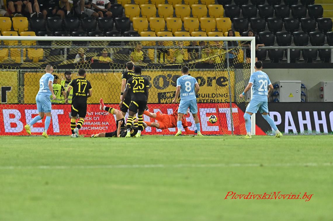 На живо: Локо Сф - Ботев Пд 2:0, шок за ''канарчетата''