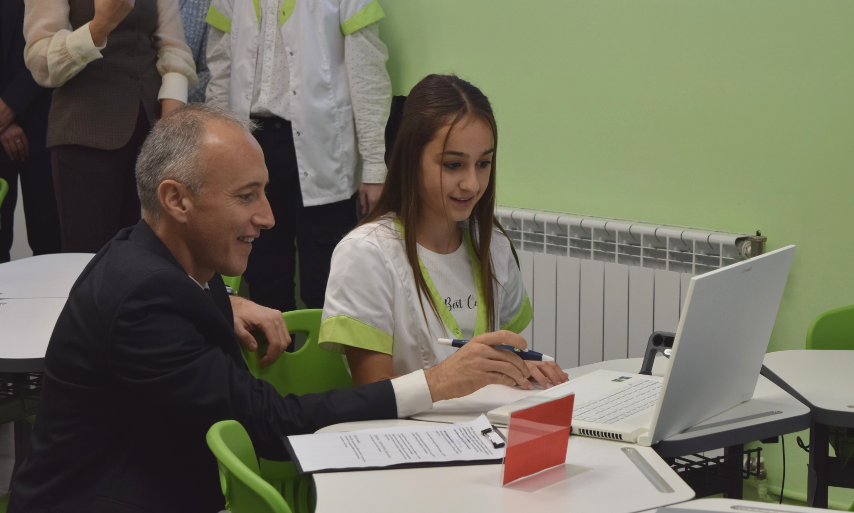 Министър Красимир Вълчев откри нов STEM център в ОУ „Св. Климент Охридски“ в Скутаре