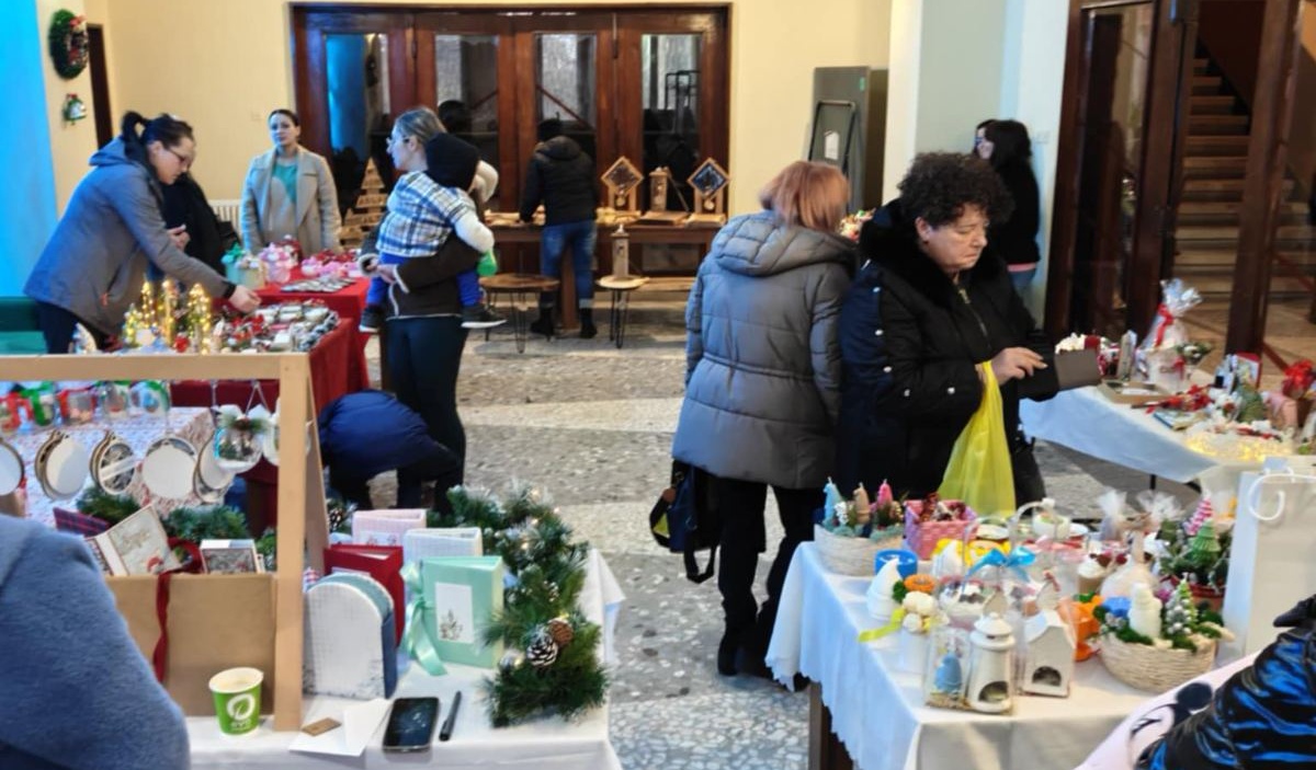Коледен базар „Седмица на занаятите“ оживи читалището в Рогош
