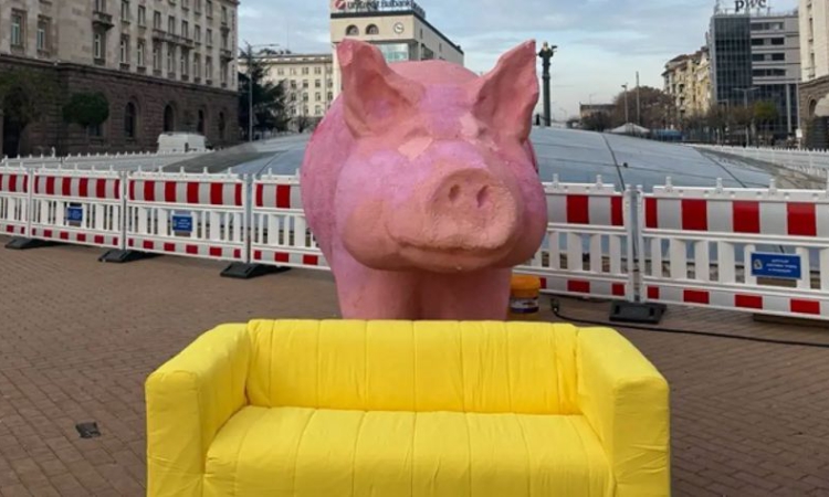 Часове преди поредния протест в Триъгълника на властта: До прасето-касичка се появи и жълт &quot;Диван Диван&quot;