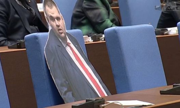 ПП-ДБ сложиха макет на Пеевски в Народното събрание