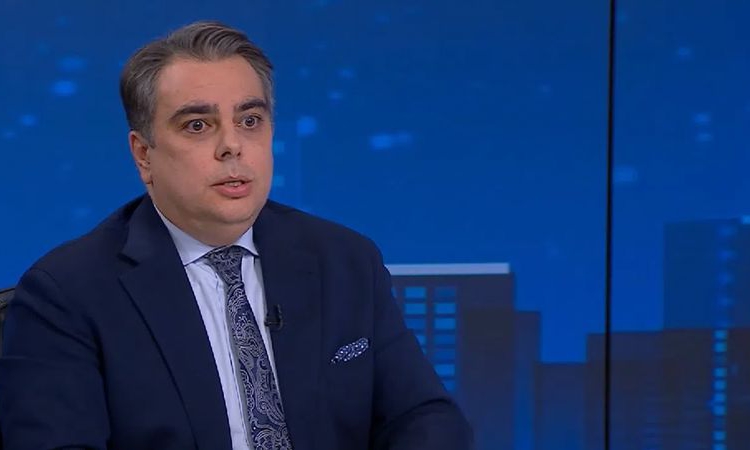 Асен Василев поиска от хората на площада мандат за управление и пълно мнозинство в парламента