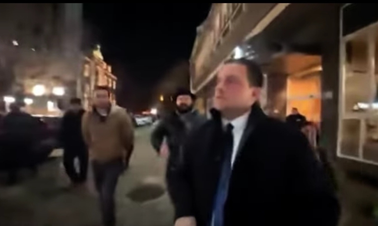 „Не ви ли е срам”: Замеряха с яйца колата на Балабанов от ИТН след участието му в „Панорама” (ВИДЕО)