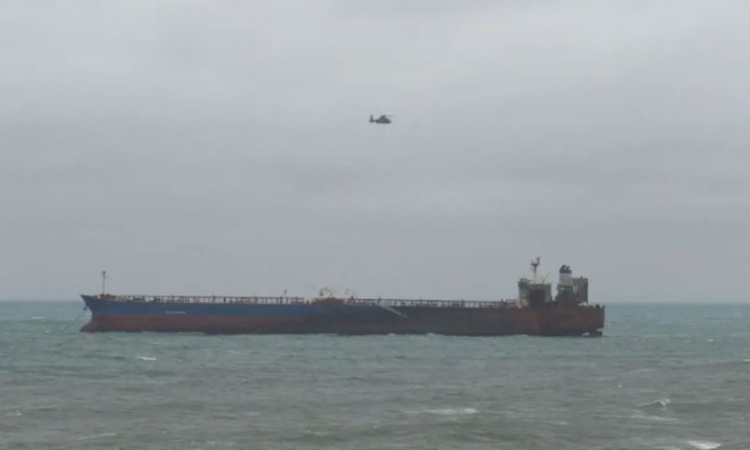 Захранващият генератор за заседналия танкер пристига в Ахтопол утре