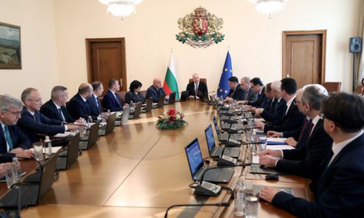 Парламентът разглежда бюджета, продължават консултациите при президента