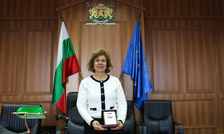 С грамота и почетен плакет наградиха пресаташето на съда Галина Константинова