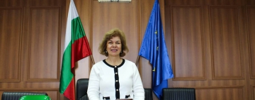 С грамота и почетен плакет наградиха пресаташето на съда Галина Константинова