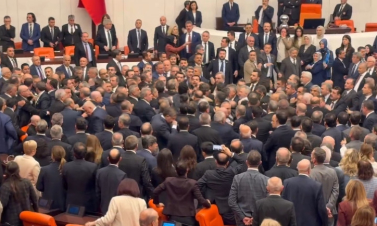 10-минутен масов бой в турския парламент (ВИДЕО)