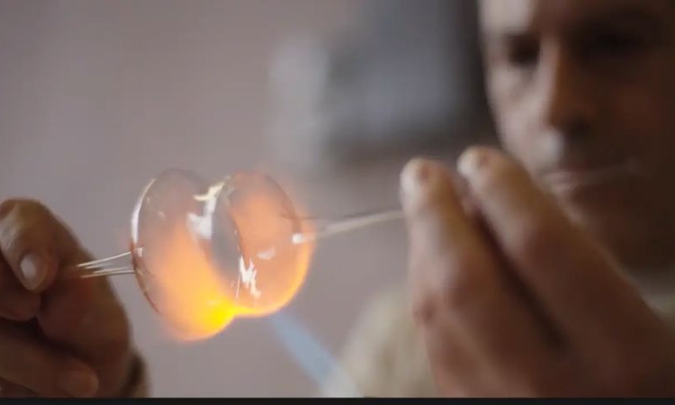 Хора с увреждания създават коледни играчки по уникален метод