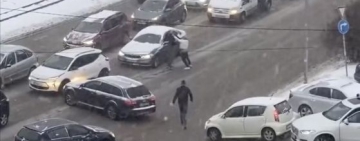 Нарушител в софийския снежен хаос излезе от колата да бие друг мъж с бухалка