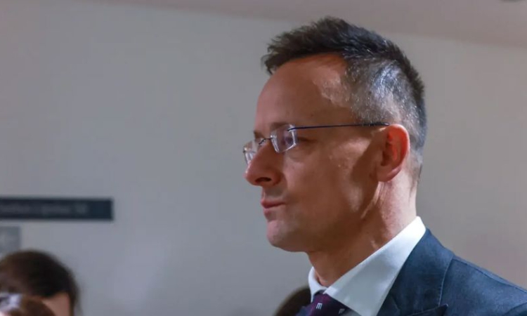 Сиярто предупреди! Великобритания и Франция рискуват да провокират война с Русия