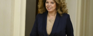 От журналистиката през БСП до първата жена президент: Коя е Илияна Йотова