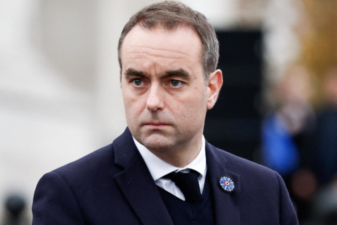 Френското правителство оцеля след два вота на недоверие                               