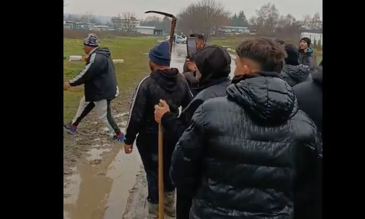 Напрежение в Буковлък: Жители излязоха с лопати и бухалки да се бранят от ботевградски род (ВИДЕО)