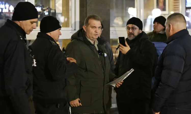 Протестиращи срещу Румен Радев го причакаха пред БНТ