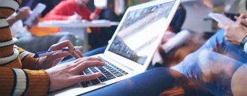 AI в училище с правила, не на автопилот: какво всъщност предлага визията на МОН