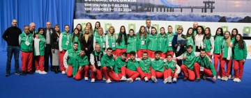 Българският отбор се снима за късмет с идолите си преди Европейското по спортна стрелба в Бургас при юношите и девойките